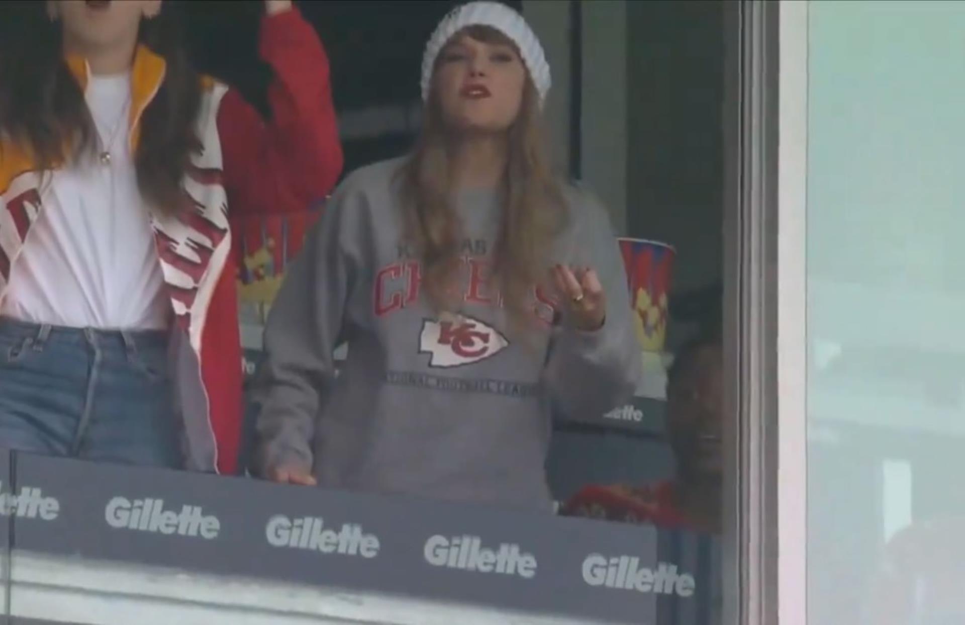 Taylor Swift yelling.